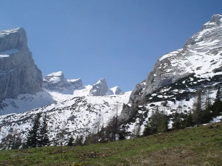 Высокие горы обычно окружают низкие горы и холмы. Их называют предгорьями
