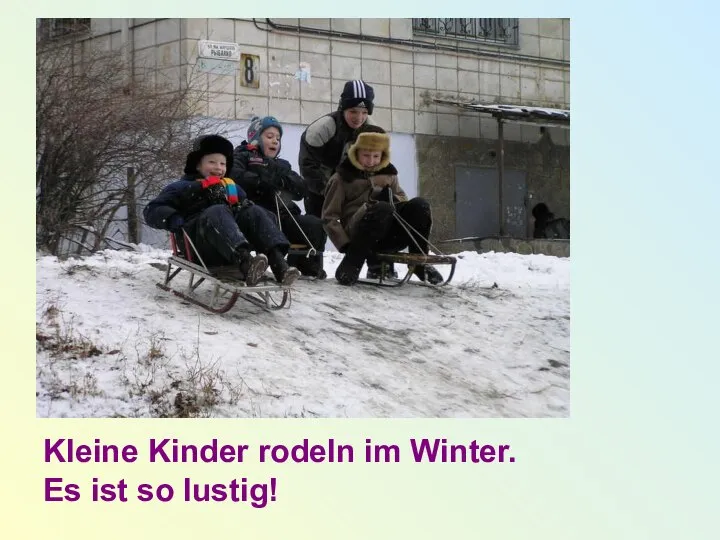 Kleine Kinder rodeln im Winter. Es ist so lustig!