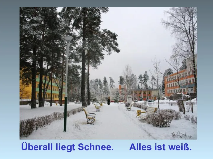 Überall liegt Schnee. Alles ist weiß.