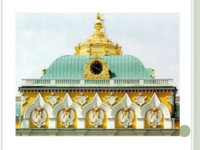 С наружного фасада дворец выглядит трехэтажным, но фактически состоит из двух