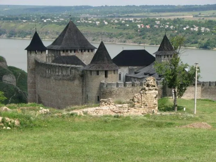 6. Хотинская крепость. крепость X-XVIII веков, расположенная в городе Хотин, Украина.