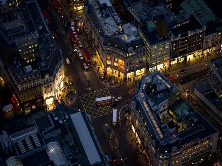 У Лондоні розташована найдовша торгова вулиця в світі - Оксфорд-стріт.
