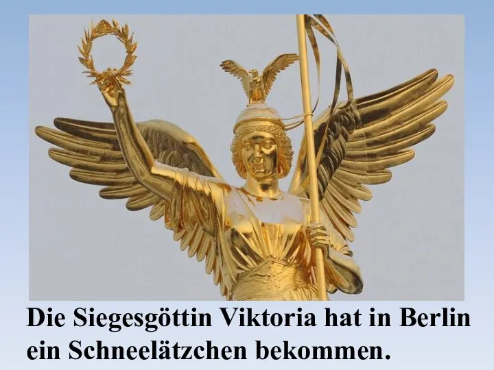 Die Siegesgöttin Viktoria hat in Berlin ein Schneelätzchen bekommen.