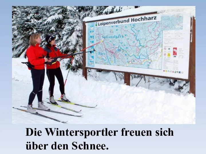 Die Wintersportler freuen sich über den Schnee.