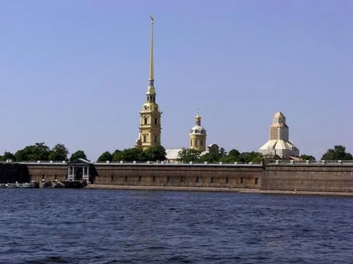 В 1703 году Петр I основал Санкт-Петербург, лично заложив Петропавловскую крепость