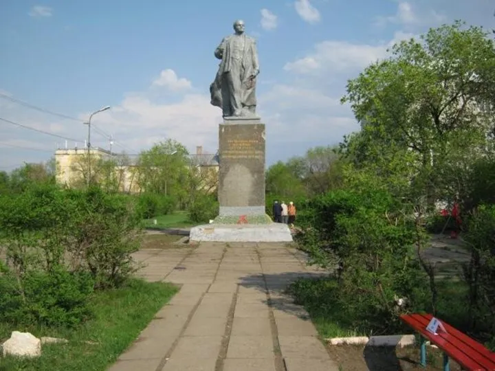 Памятники архитектуры Метро (1935 г.) Станции метро украшались мрамором, гранитом, росписями, скульптурами. Памятники вождям партии.