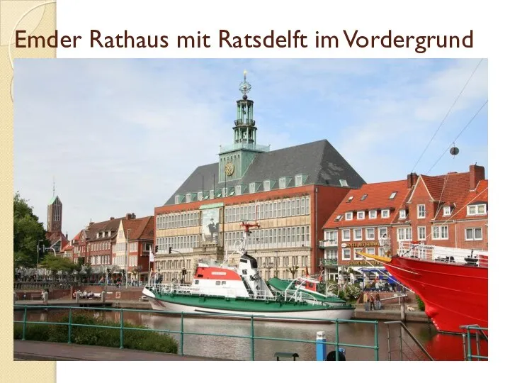 Emder Rathaus mit Ratsdelft im Vordergrund