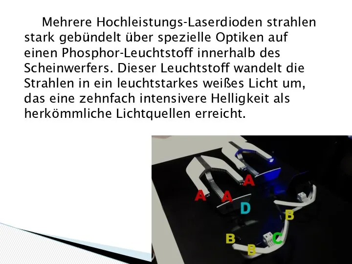 Mehrere Hochleistungs-Laserdioden strahlen stark gebündelt über spezielle Optiken auf einen Phosphor-Leuchtstoff