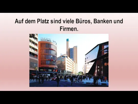 Auf dem Platz sind viele Büros, Banken und Firmen.