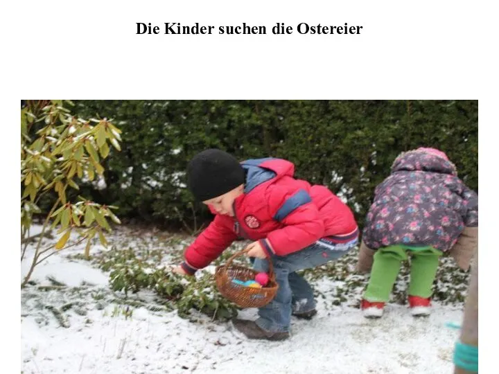 Die Kinder suchen die Ostereier