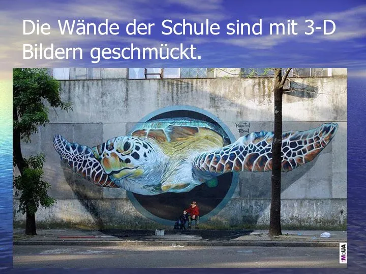 Die Wände der Schule sind mit 3-D Bildern geschmückt.