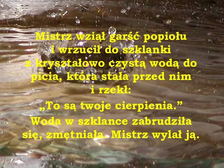 Mistrz wziął garść popiołu i wrzucił do szklanki z kryształowo czystą