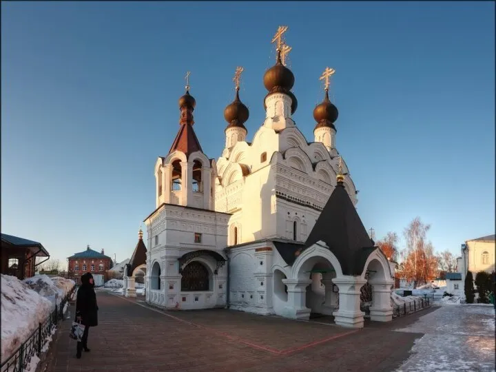 Как подтверждает летопись монастыря, в 1809 г. кровля Троицкой церкви была