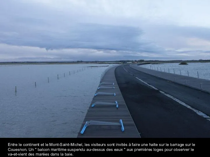 Entre le continent et le Mont-Saint-Michel, les visiteurs sont invités à