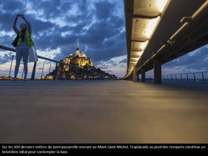 Sur les 300 derniers mètres du pont-passerelle menant au Mont-Saint-Michel, l’esplanade