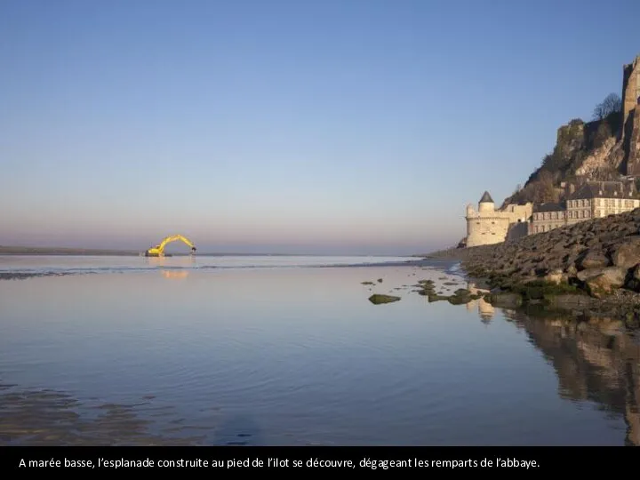 A marée basse, l’esplanade construite au pied de l’ilot se découvre, dégageant les remparts de l’abbaye.