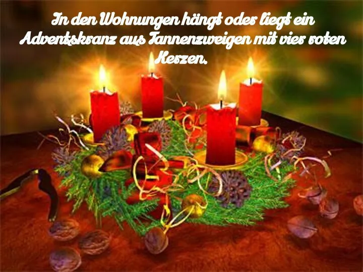 In den Wohnungen hängt oder liegt ein Adventskranz aus Tannenzweigen mit vier roten Kerzen.