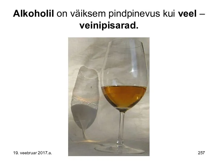 Alkoholil on väiksem pindpinevus kui veel – veinipisarad. 19. veebruar 2017.a.