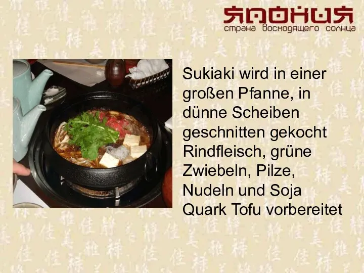 Sukiaki wird in einer großen Pfanne, in dünne Scheiben geschnitten gekocht