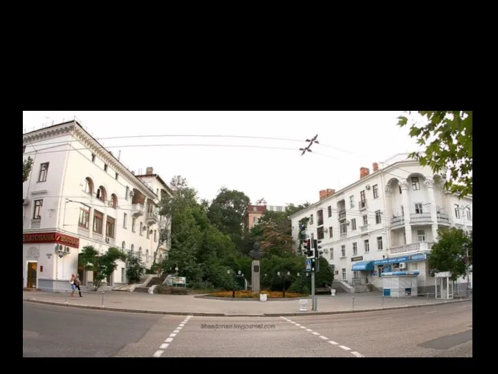 площадь Суворова находится в Ленинском районе Севастополя, она делит улицу Ленина