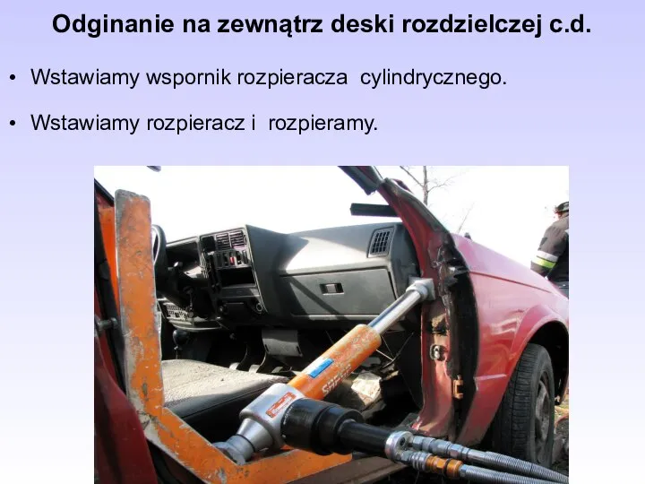 Odginanie na zewnątrz deski rozdzielczej c.d. Wstawiamy wspornik rozpieracza cylindrycznego. Wstawiamy rozpieracz i rozpieramy.