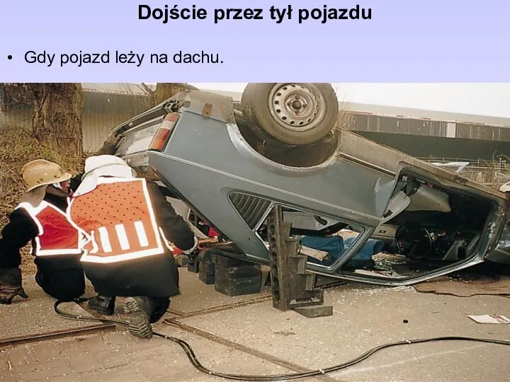 Dojście przez tył pojazdu Gdy pojazd leży na dachu.