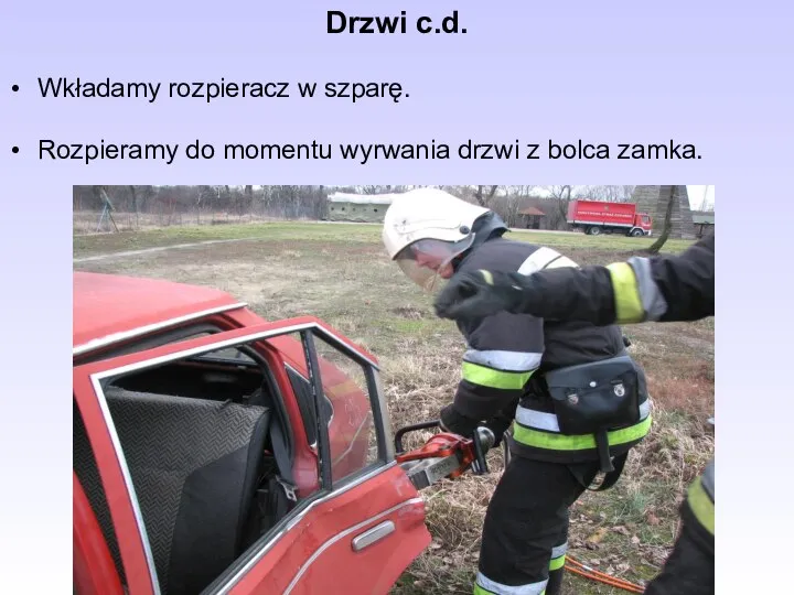 Drzwi c.d. Wkładamy rozpieracz w szparę. Rozpieramy do momentu wyrwania drzwi z bolca zamka.