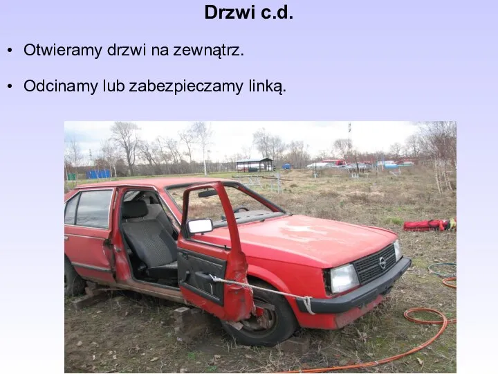 Drzwi c.d. Otwieramy drzwi na zewnątrz. Odcinamy lub zabezpieczamy linką.