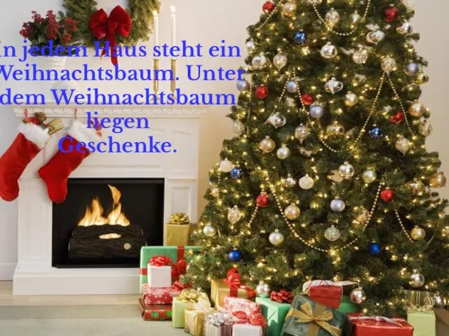 In jedem Haus steht ein Weihnachtsbaum. Unter dem Weihnachtsbaum liegen Geschenke.