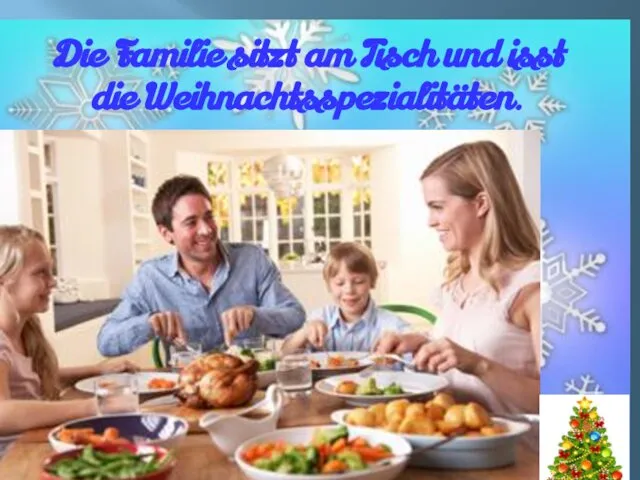 Die Familie sitzt am Tisch und isst die Weihnachtsspezialitäten.