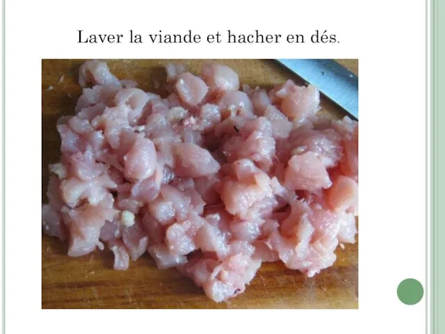 Laver la viande et hacher en dés.