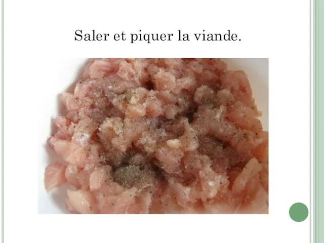 Saler et piquer la viande.