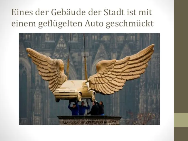 Eines der Gebäude der Stadt ist mit einem geflügelten Auto geschmückt