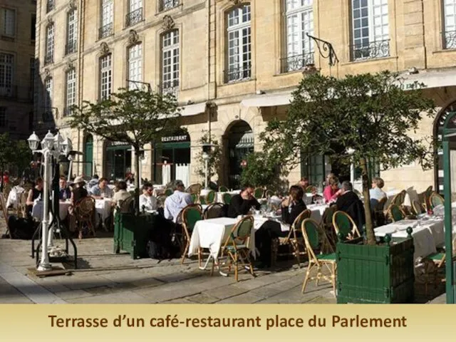 Terrasse d’un café-restaurant place du Parlement