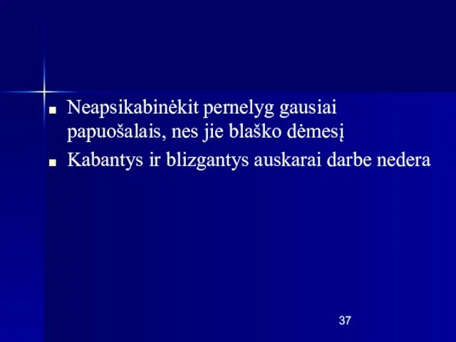 Neapsikabinėkit pernelyg gausiai papuošalais, nes jie blaško dėmesį Kabantys ir blizgantys auskarai darbe nedera