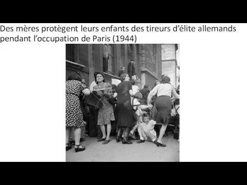 Des mères protègent leurs enfants des tireurs d’élite allemands pendant l’occupation de Paris (1944)