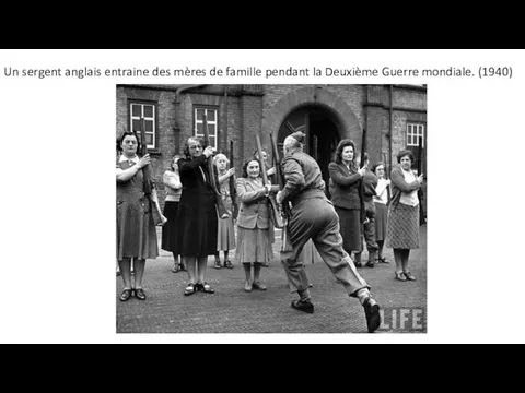 Un sergent anglais entraine des mères de famille pendant la Deuxième Guerre mondiale. (1940)