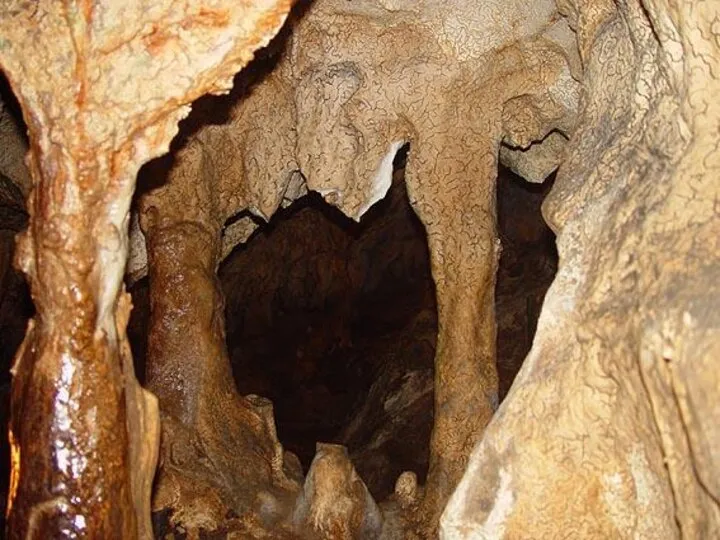 Примеры Сталагмиты в «саблинских пещерах» яркие представители данного класса горных образовании.