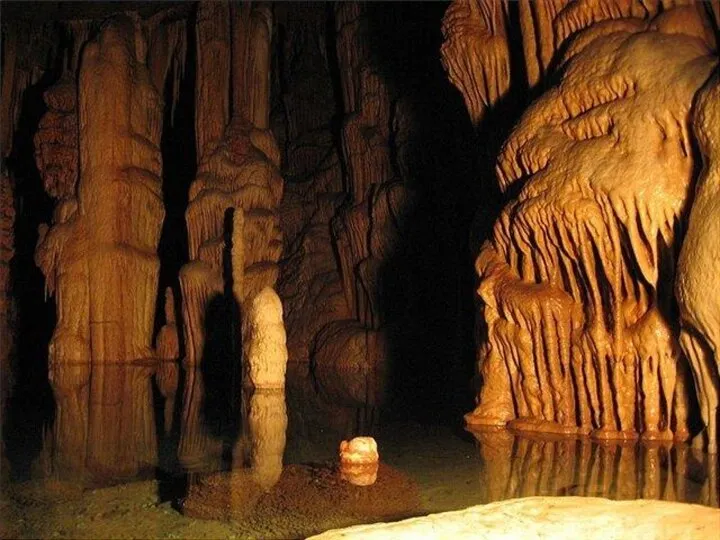 примеры Примером карстовых пещер может служить очень протяжённая и глубочайшая в США пещера Лечугилья. Кунгурская ледяная