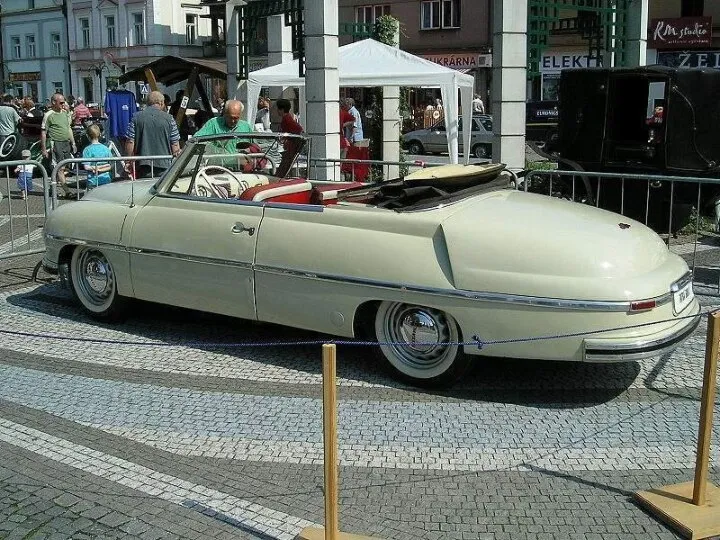 Tatra 600 - kabriolet Sodomka 1949 byl dárkem Stalinovi k sedmdesátinám