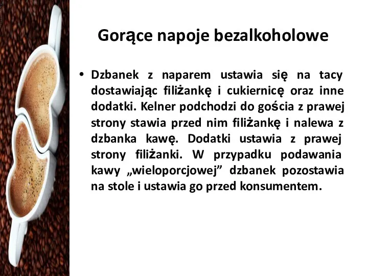 Gorące napoje bezalkoholowe Dzbanek z naparem ustawia się na tacy dostawiając