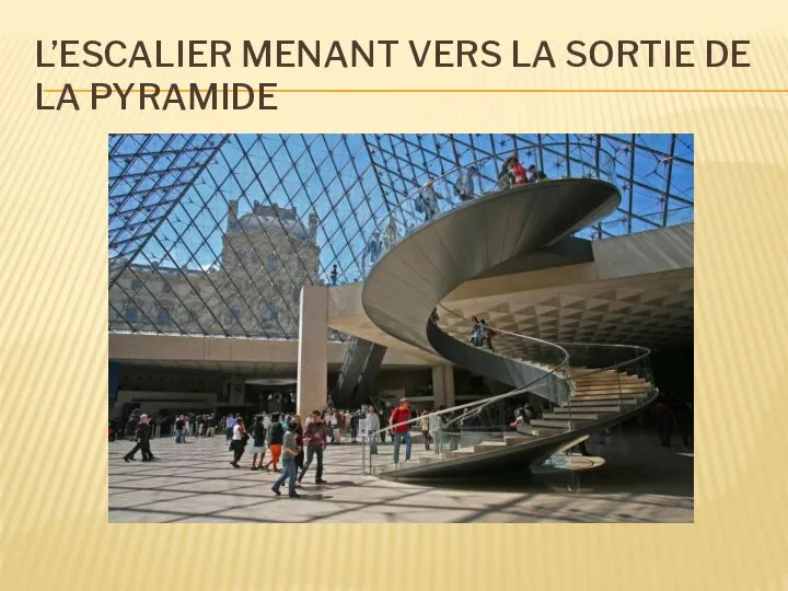 L’ESCALIER MENANT VERS LA SORTIE DE LA PYRAMIDE