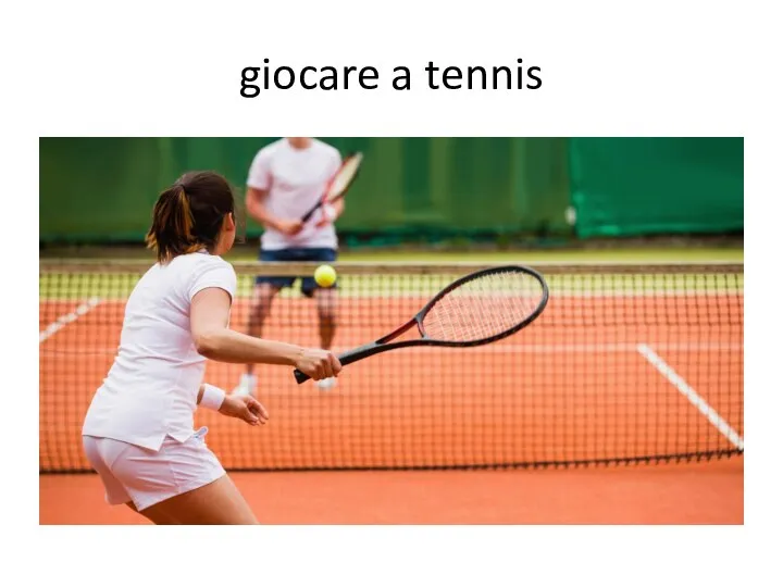 giocare a tennis