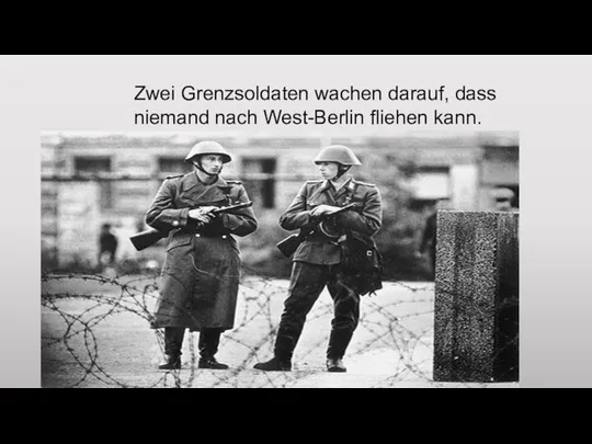 Zwei Grenzsoldaten wachen darauf, dass niemand nach West-Berlin fliehen kann.